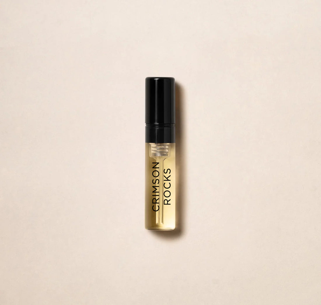 Unn deg den luksuriøse duften av Amouage Crimson Rock med denne 2 ml 0,06 oz offisielle parfymeprøven. Fra det prestisjetunge parfymehuset Amouage gir denne prøven den perfekte muligheten til å oppleve den fengslende aromaen til denne eksklusive duft