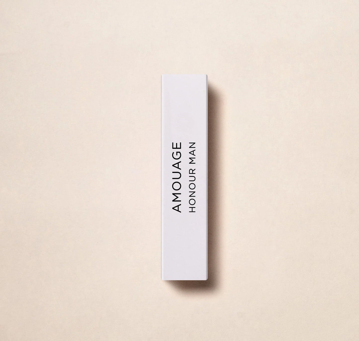 Opplev luksusen til Amouage parfymehus med Honor Man 2ml 0,06 oz offisiell parfymeprøve. Fordyp deg i den sofistikerte duften til dette anerkjente merket. Perfekt for touch-ups mens du er på farten eller som et utvalg av Amouages anerkjente dufter.