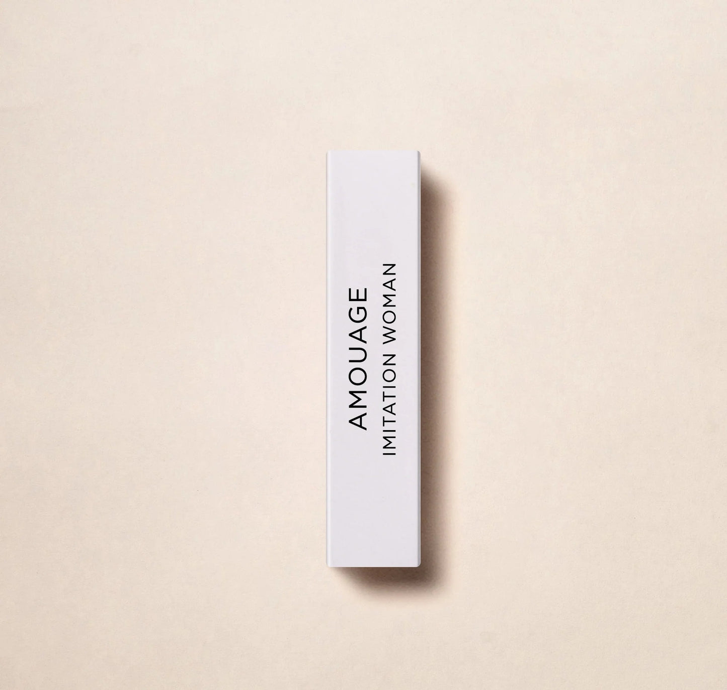 Opplev den luksuriøse duften av Amouage Imitation Woman med denne offisielle 2 ml 0,06 oz prøven. Laget av det anerkjente parfymehuset Amouage, denne duften utstråler eleganse og raffinement. Perfekt for testing før du forplikter deg til en flaske i