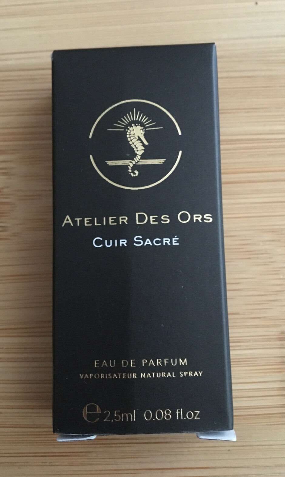 Atelier Des Ors Cuir Sacre 2,5ml 0,08 fl. oz. officiellt parfymprov, Atelier Des Ors Cuir Sacre 2,5ml 0,08 fl. oz. officiel parfumeprøve, Atelier Des Ors Cuir Sacre 2,5ml 0,08 fl. oz. officieel parfumstalen, Atelier Des Ors Cuir Sacre 2,5ml 0,08 fl.