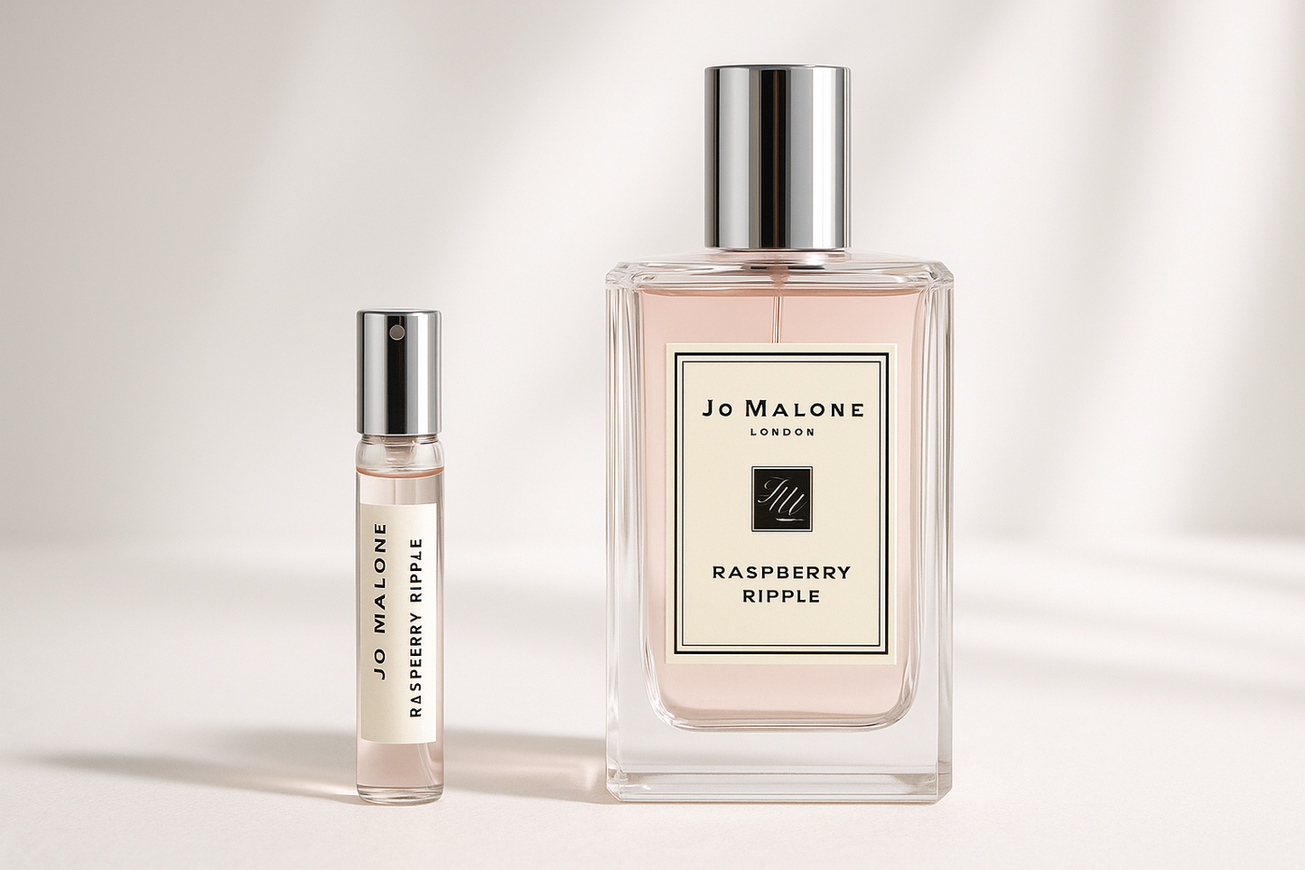 Jo Malone Raspberry Ripple 2ml parfymeprøve ved siden av 100ml Jo Malone Raspberry Ripple parfymeflaske
