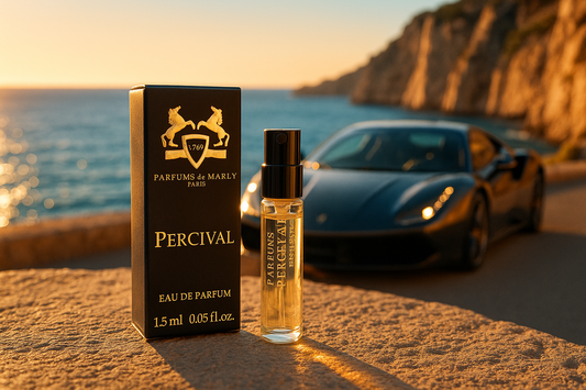 Parfums De Marly Percival offisiell duftprøve 1,5 ml 0,05 fl. o.z. parfymetester, luksusbil bak ved sjøkysten