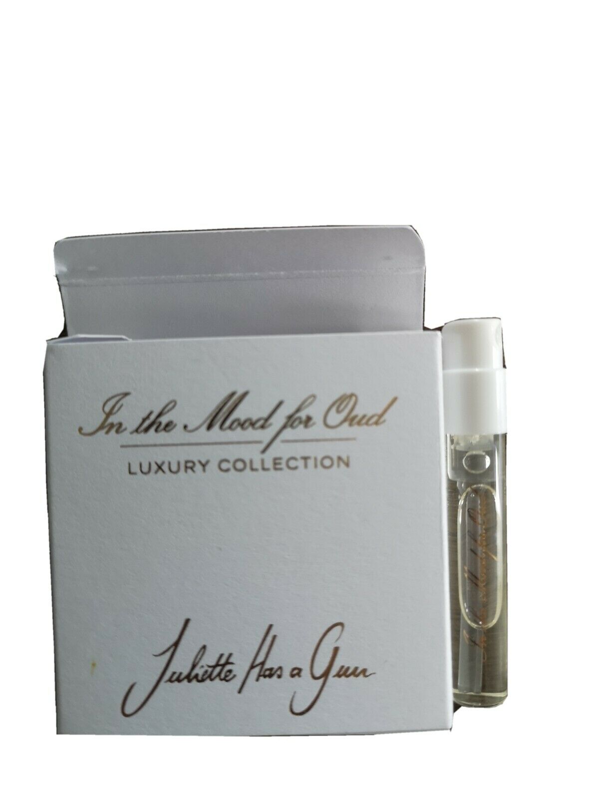 Juliette Has a Gun In the Mood for Oud 1,7ml offizielle Parfümprobe, Juliette Has a Gun In the Mood for Oud 1,7ml officiellt parfymprov, Juliette Has a Gun In the Mood for Oud 1,7ml officiel parfumeprøve, Juliette Has a Gun In the Mood for Oud 1,7ml