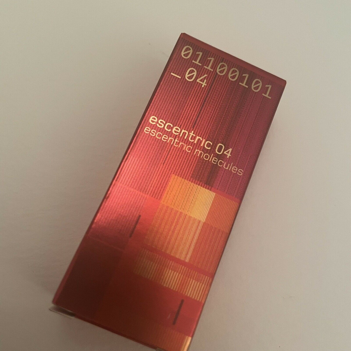 Escentric Molecules Escentrisk 04 2ml 0,07 fl. oz. hivatalos parfüm minta, Escentric Molecules Escentric 04 2ml 0,07 fl. oz. amostra oficial de parfume, Escentric Molecules Escentric 04 2ml 0,07 fl. oz. 官方香水样品, Mostră oficială de parfum Escentric Mol
