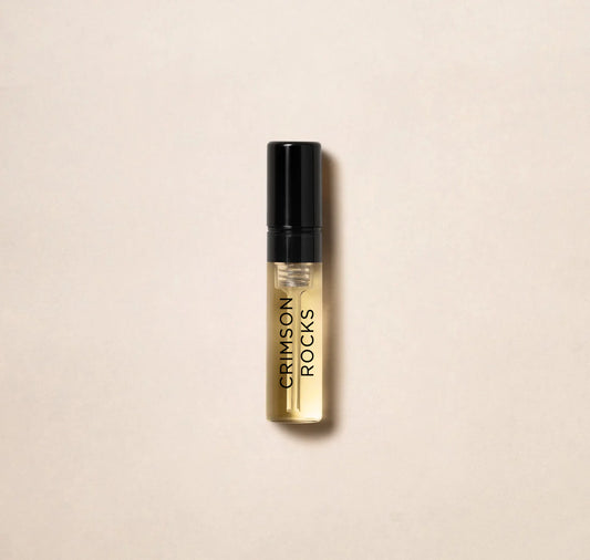 Unn deg den luksuriøse duften av Amouage Crimson Rock med denne 2 ml 0,06 oz offisielle parfymeprøven. Fra det prestisjetunge parfymehuset Amouage gir denne prøven den perfekte muligheten til å oppleve den fengslende aromaen til denne eksklusive duft