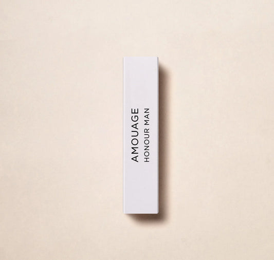 Opplev luksusen til Amouage parfymehus med Honor Man 2ml 0,06 oz offisiell parfymeprøve. Fordyp deg i den sofistikerte duften til dette anerkjente merket. Perfekt for touch-ups mens du er på farten eller som et utvalg av Amouages ​​anerkjente dufter.