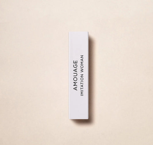 Opplev den luksuriøse duften av Amouage Imitation Woman med denne offisielle 2 ml 0,06 oz prøven. Laget av det anerkjente parfymehuset Amouage, denne duften utstråler eleganse og raffinement. Perfekt for testing før du forplikter deg til en flaske i 