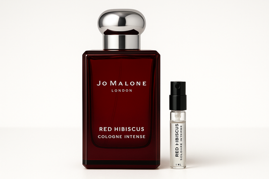 Jo Malone Red Hibiscus Cologne Intense 1ml prøve som står ved siden av 100ml parfymeflaske med Jo Malone Red Hibiscus Cologne Intense som har hvit skrift på mørkerød flaske