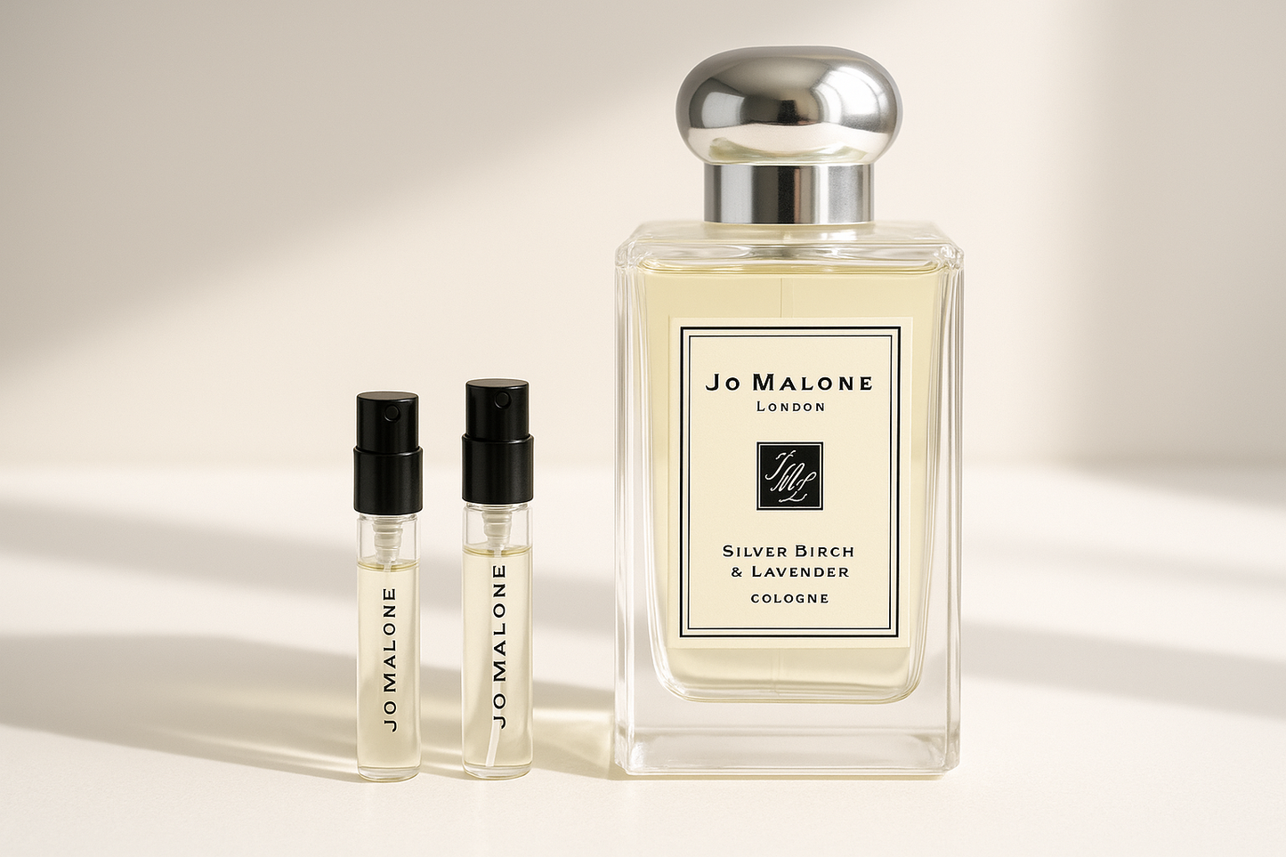 Jo Malone Silver Birch & Lavender Cologne parfymeprøver 1ml stående ved siden av Jo Malone Silver Birch 100ml duft