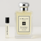 Jo Malone Silver Birch & Lavender Cologne parfymeprøver, 6 ml duftprøve stående ved siden av 100 ml Jo Malone Silver Birch & Lavender Cologne parfymeflaske i full størrelse